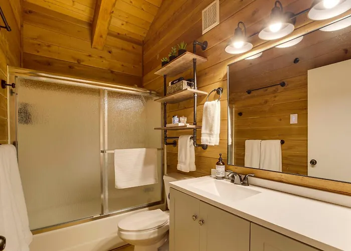 Covered Deck, Private Acreage: Log In Holiday home